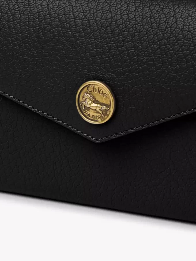 Langes Envelope-Portemonnaie mit Klappe aus genarbtem Leder Langes Envelope-Portemonnaie mit Klappe aus genarbtem Leder
