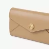 Langes Envelope-Portemonnaie mit Klappe aus genarbtem Leder Langes Envelope-Portemonnaie mit Klappe aus genarbtem Leder