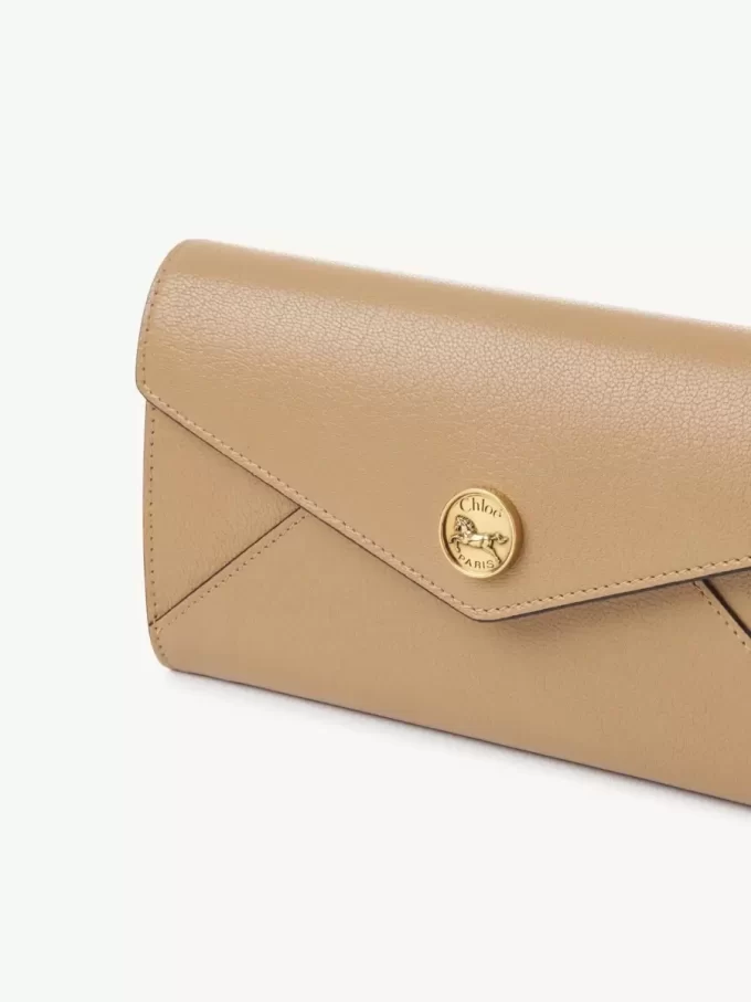 Langes Envelope-Portemonnaie mit Klappe aus genarbtem Leder Langes Envelope-Portemonnaie mit Klappe aus genarbtem Leder