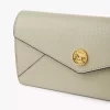 Langes Envelope-Portemonnaie mit Klappe aus genarbtem Leder Langes Envelope-Portemonnaie mit Klappe aus genarbtem Leder