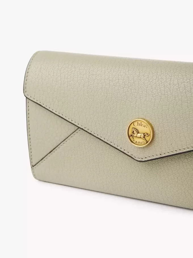 Langes Envelope-Portemonnaie mit Klappe aus genarbtem Leder Langes Envelope-Portemonnaie mit Klappe aus genarbtem Leder