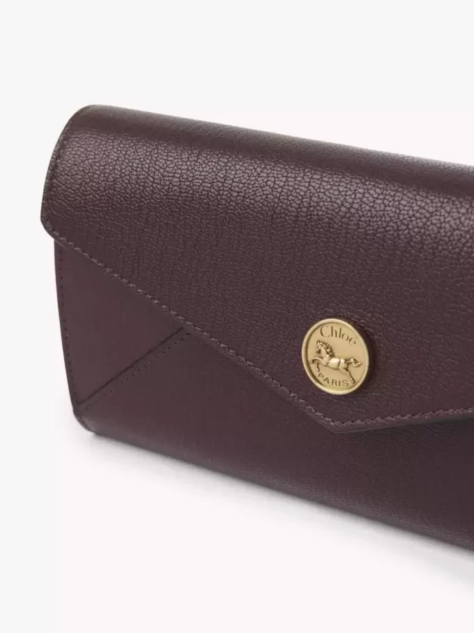 Langes Envelope-Portemonnaie mit Klappe aus genarbtem Leder Langes Envelope-Portemonnaie mit Klappe aus genarbtem Leder