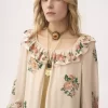 Langes Kleid mit eckigem Ausschnitt und Rüschen aus Crêpe de Chine Langes Kleid mit eckigem Ausschnitt und Rüschen aus Crêpe de Chine