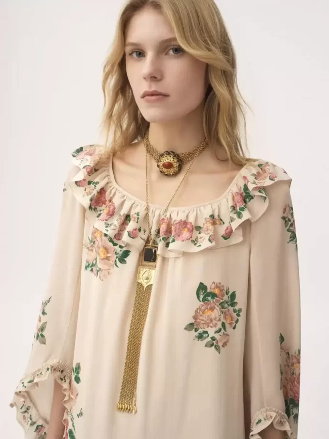 Langes Kleid mit eckigem Ausschnitt und Rüschen aus Crêpe de Chine Langes Kleid mit eckigem Ausschnitt und Rüschen aus Crêpe de Chine