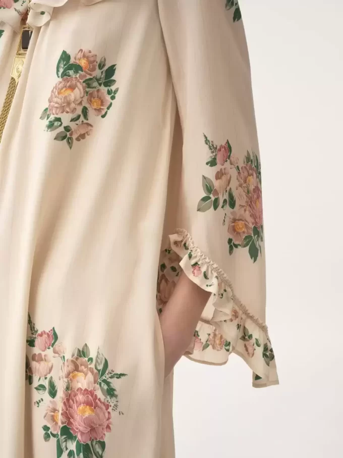 Langes Kleid mit eckigem Ausschnitt und Rüschen aus Crêpe de Chine Langes Kleid mit eckigem Ausschnitt und Rüschen aus Crêpe de Chine