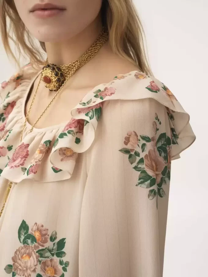 Langes Kleid mit eckigem Ausschnitt und Rüschen aus Crêpe de Chine Langes Kleid mit eckigem Ausschnitt und Rüschen aus Crêpe de Chine