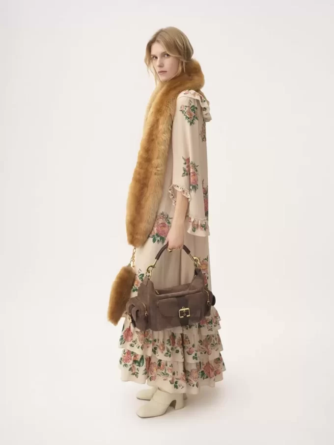 Langes Kleid mit eckigem Ausschnitt und Rüschen aus Crêpe de Chine Langes Kleid mit eckigem Ausschnitt und Rüschen aus Crêpe de Chine
