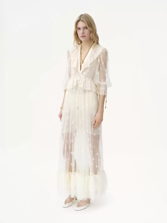 Langes Kleid mit gerafftem V-Ausschnitt aus bestickter Spitze Langes Kleid mit gerafftem V-Ausschnitt aus bestickter Spitze