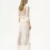 Langes Kleid mit gerafftem V-Ausschnitt aus bestickter Spitze Langes Kleid mit gerafftem V-Ausschnitt aus bestickter Spitze