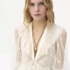 Langes Kleid mit gerafftem V-Ausschnitt aus bestickter Spitze Langes Kleid mit gerafftem V-Ausschnitt aus bestickter Spitze
