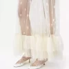 Langes Kleid mit gerafftem V-Ausschnitt aus bestickter Spitze Langes Kleid mit gerafftem V-Ausschnitt aus bestickter Spitze