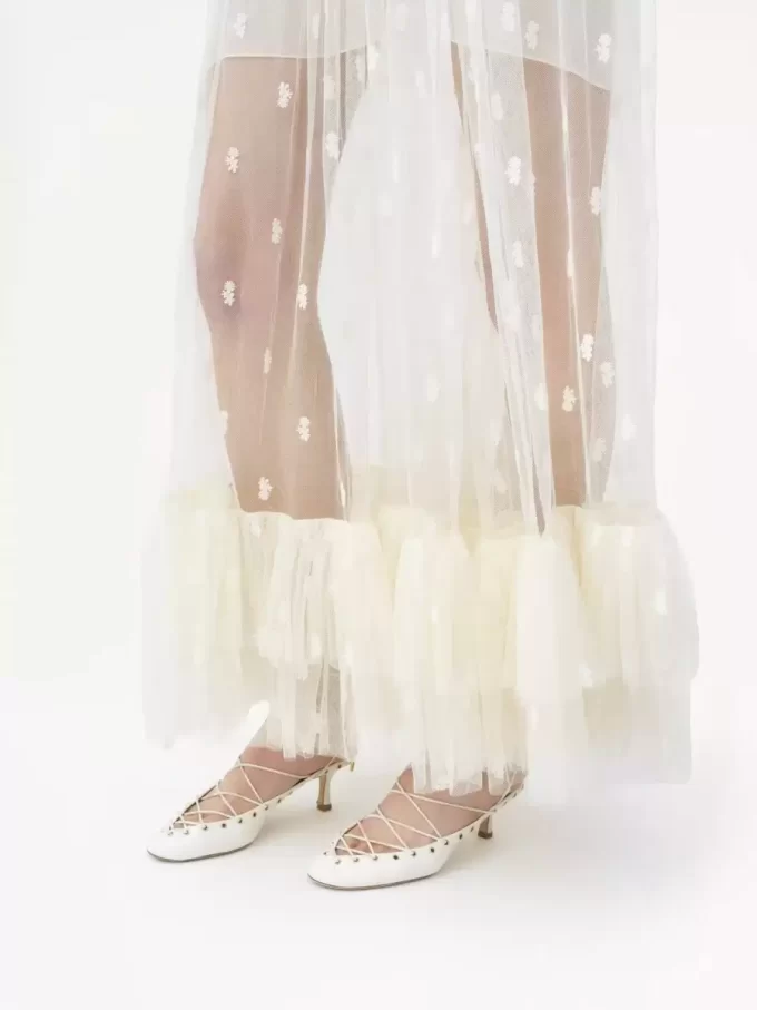Langes Kleid mit gerafftem V-Ausschnitt aus bestickter Spitze Langes Kleid mit gerafftem V-Ausschnitt aus bestickter Spitze