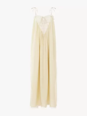 Langes Kleid mit Rüschen aus Habotai-Seide und Spitze