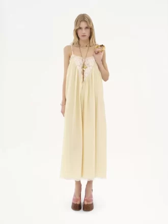 Langes Kleid mit Rüschen aus Habotai-Seide und Spitze