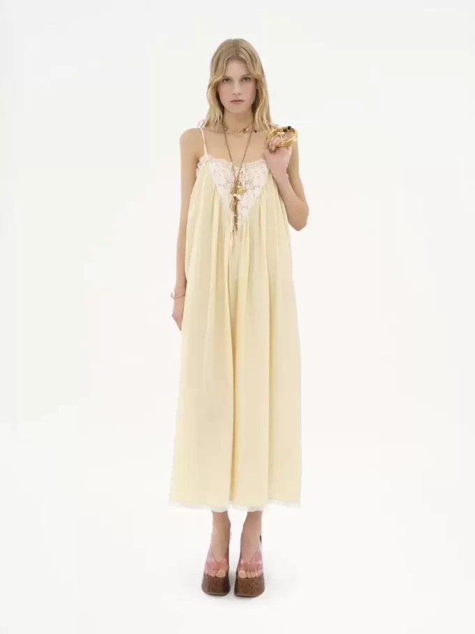 Langes Kleid mit Rüschen aus Habotai-Seide und Spitze Langes Kleid mit Rüschen aus Habotai-Seide und Spitze