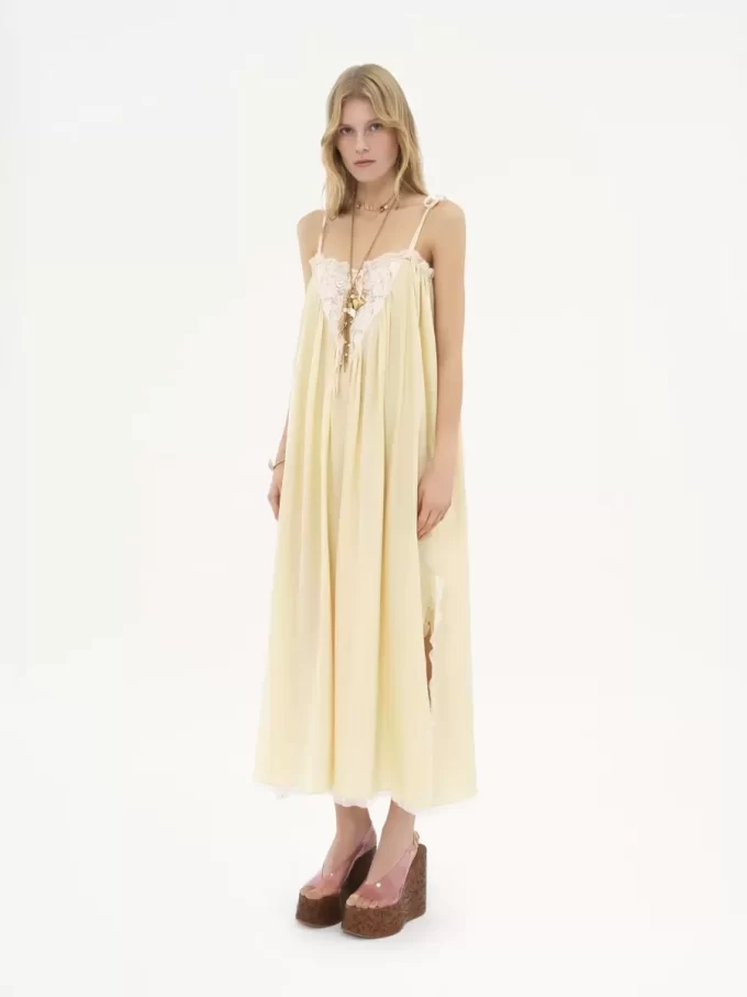 Langes Kleid mit Rüschen aus Habotai-Seide und Spitze Langes Kleid mit Rüschen aus Habotai-Seide und Spitze