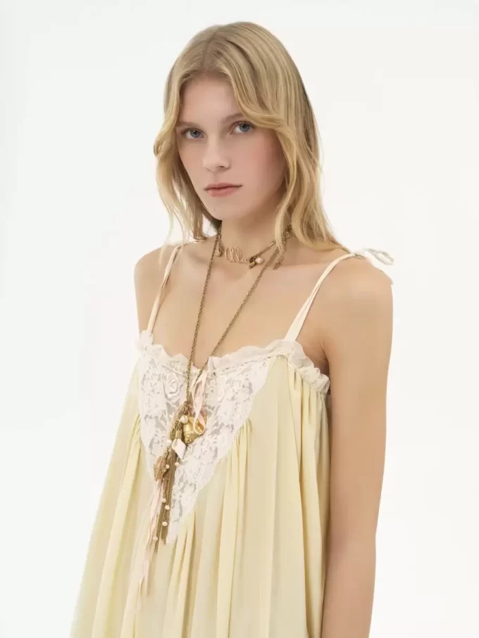 Langes Kleid mit Rüschen aus Habotai-Seide und Spitze Langes Kleid mit Rüschen aus Habotai-Seide und Spitze