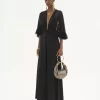 Langes Kleid mit V-Ausschnitt aus Crêpe-Satin Langes Kleid mit V-Ausschnitt aus Crêpe-Satin