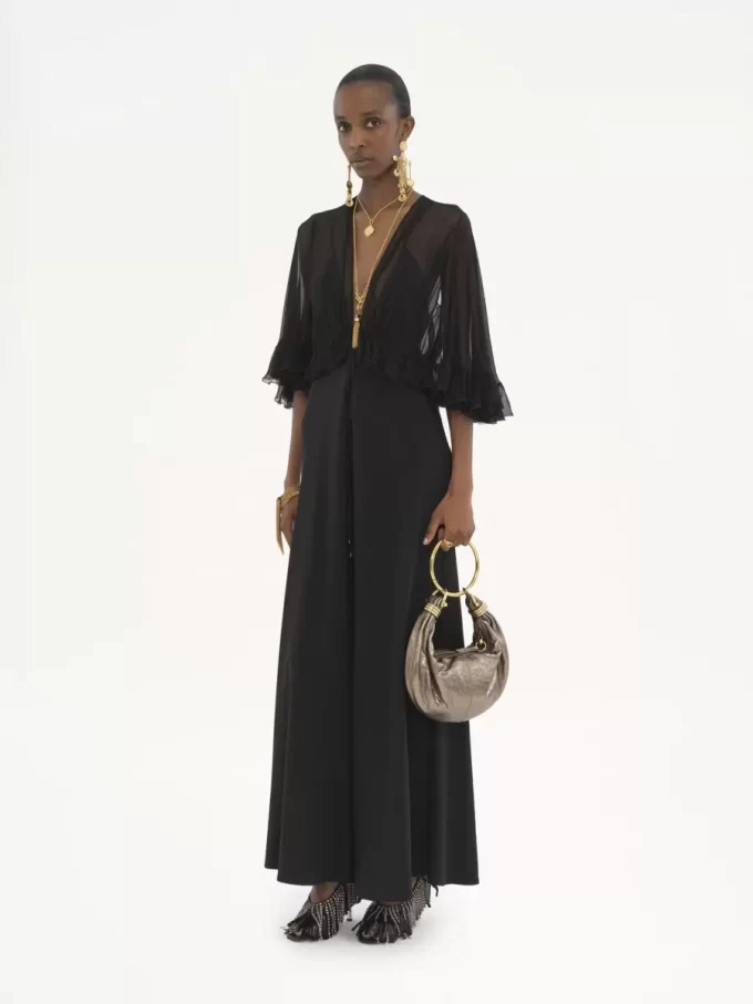 Langes Kleid mit V-Ausschnitt aus Crêpe-Satin Langes Kleid mit V-Ausschnitt aus Crêpe-Satin