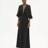 Langes Kleid mit V-Ausschnitt aus Crêpe-Satin Langes Kleid mit V-Ausschnitt aus Crêpe-Satin