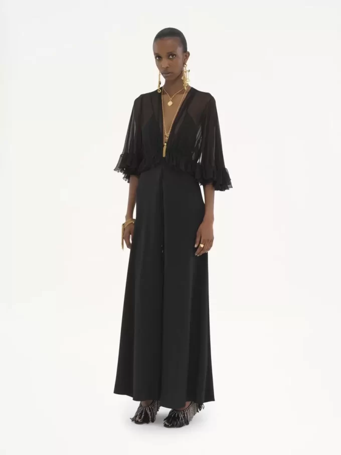 Langes Kleid mit V-Ausschnitt aus Crêpe-Satin Langes Kleid mit V-Ausschnitt aus Crêpe-Satin