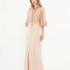 Langes Kleid mit V-Ausschnitt aus Crêpe-Satin Langes Kleid mit V-Ausschnitt aus Crêpe-Satin