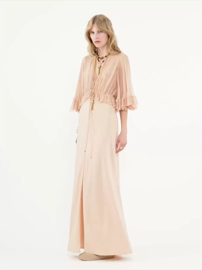 Langes Kleid mit V-Ausschnitt aus Crêpe-Satin Langes Kleid mit V-Ausschnitt aus Crêpe-Satin