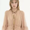 Langes Kleid mit V-Ausschnitt aus Crêpe-Satin Langes Kleid mit V-Ausschnitt aus Crêpe-Satin