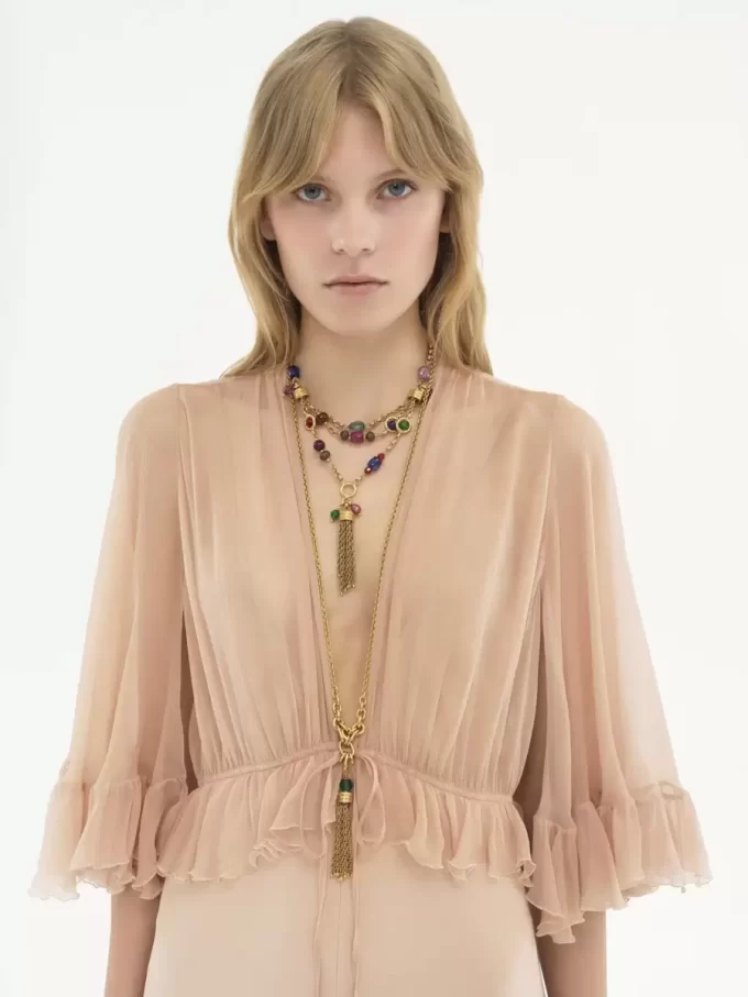 Langes Kleid mit V-Ausschnitt aus Crêpe-Satin Langes Kleid mit V-Ausschnitt aus Crêpe-Satin
