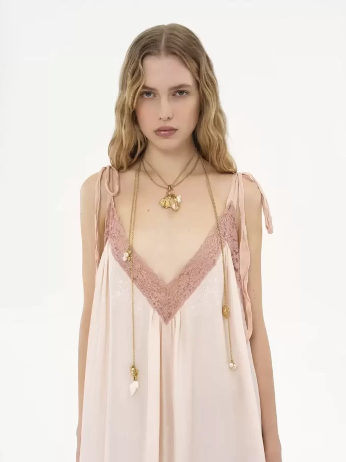 Langes Unterkleid aus Habotai-Seide und Spitze Langes Unterkleid aus Habotai-Seide und Spitze