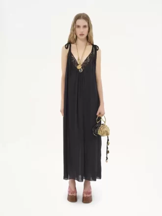 Langes Unterkleid aus Seidencharmeuse und Spitze