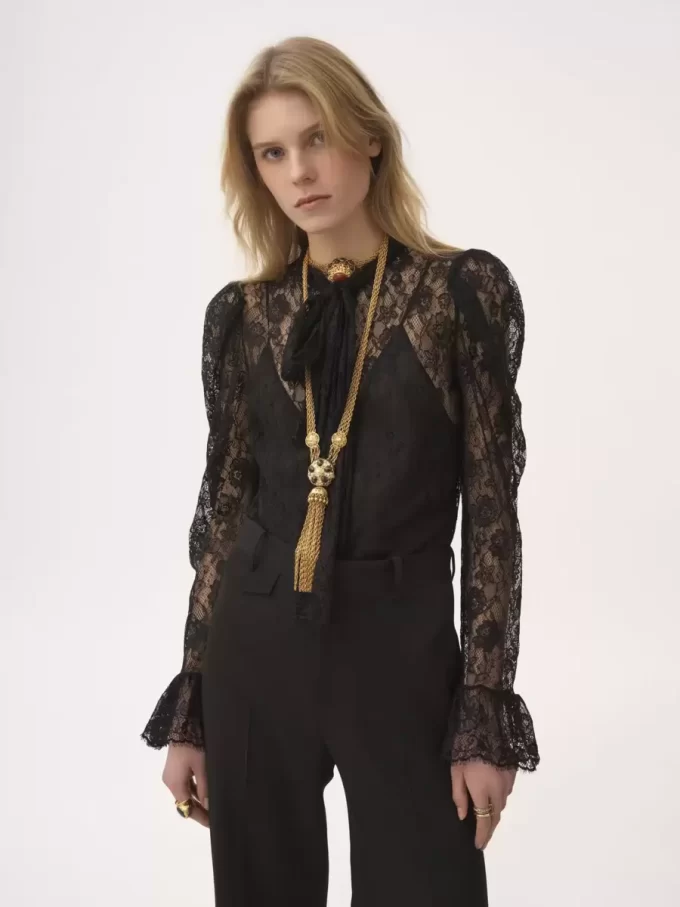 Lavallière-Top mit Puffärmeln aus floralem Spitzen-Jacquard Lavallière-Top mit Puffärmeln aus floralem Spitzen-Jacquard