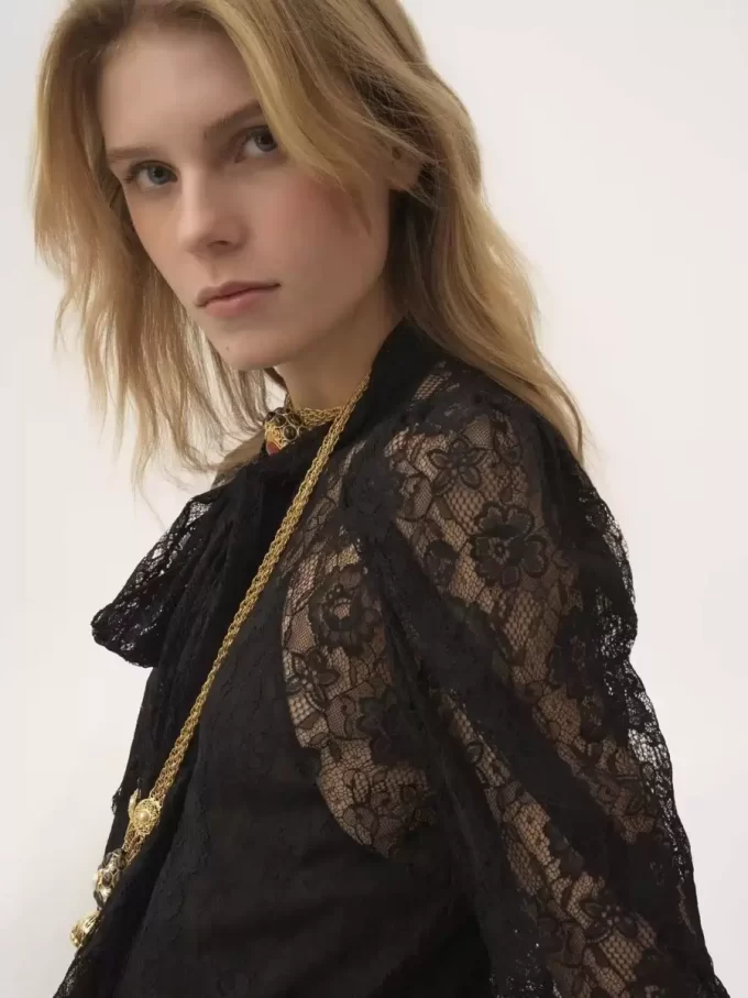 Lavallière-Top mit Puffärmeln aus floralem Spitzen-Jacquard Lavallière-Top mit Puffärmeln aus floralem Spitzen-Jacquard