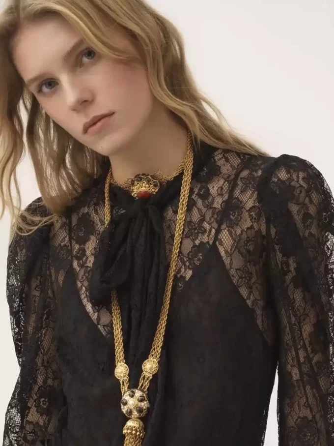 Lavallière-Top mit Puffärmeln aus floralem Spitzen-Jacquard Lavallière-Top mit Puffärmeln aus floralem Spitzen-Jacquard