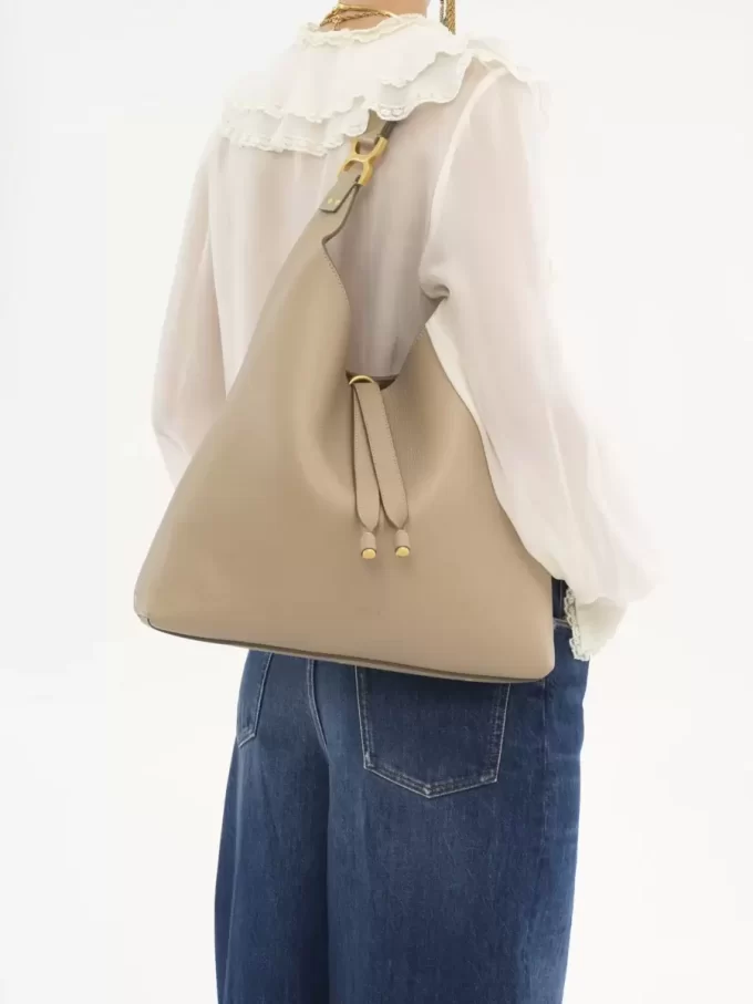 Marcie Hobo-Tasche aus genarbtem Leder Marcie Hobo-Tasche aus genarbtem Leder