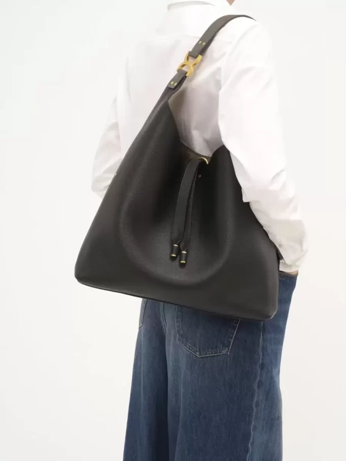 Marcie Hobo-Tasche aus genarbtem Leder Marcie Hobo-Tasche aus genarbtem Leder
