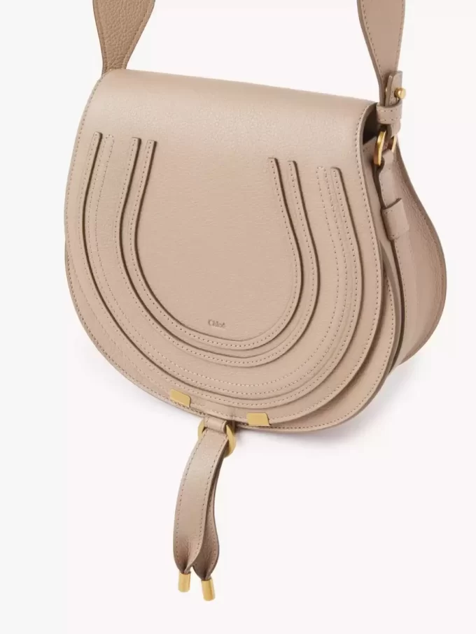 Marcie Satteltasche aus genarbtem Leder Marcie Satteltasche aus genarbtem Leder