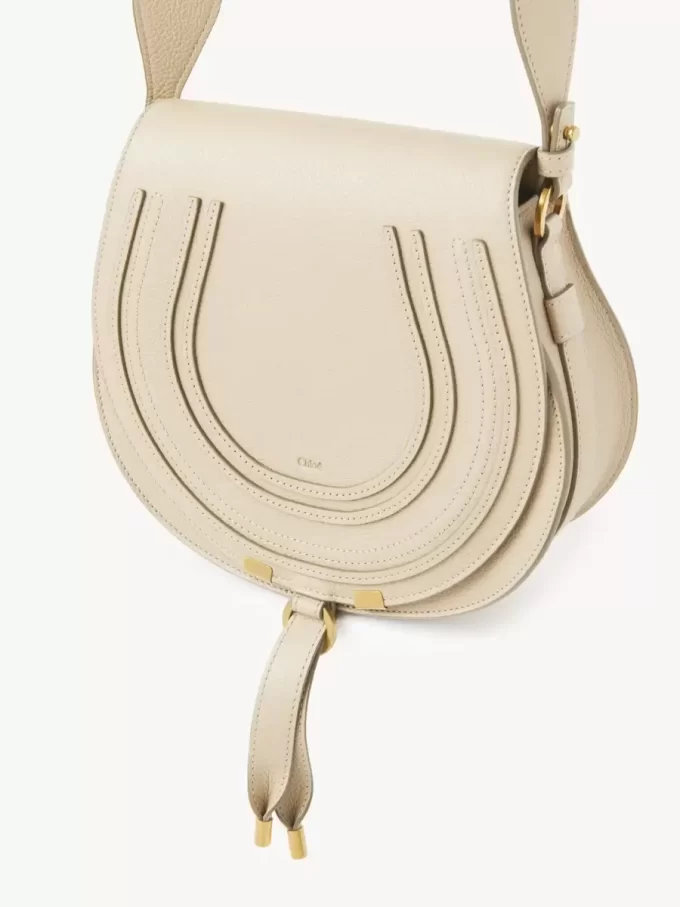 Marcie Satteltasche aus genarbtem Leder Marcie Satteltasche aus genarbtem Leder