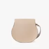 Marcie Satteltasche aus genarbtem Leder Marcie Satteltasche aus genarbtem Leder