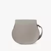 Marcie Satteltasche aus genarbtem Leder Marcie Satteltasche aus genarbtem Leder