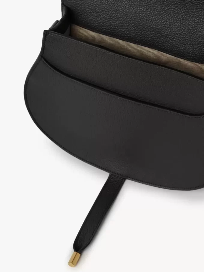 Marcie Satteltasche aus genarbtem Leder Marcie Satteltasche aus genarbtem Leder