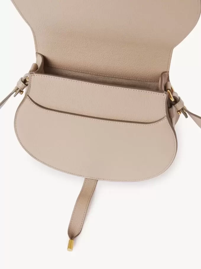 Marcie Satteltasche aus genarbtem Leder Marcie Satteltasche aus genarbtem Leder