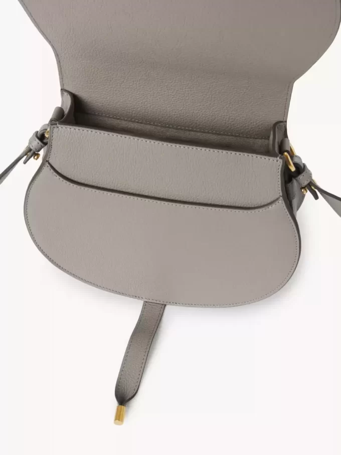 Marcie Satteltasche aus genarbtem Leder Marcie Satteltasche aus genarbtem Leder