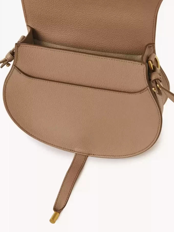 Marcie Satteltasche aus genarbtem Leder Marcie Satteltasche aus genarbtem Leder