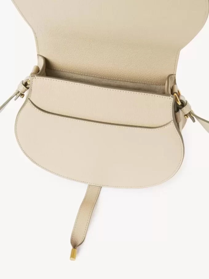 Marcie Satteltasche aus genarbtem Leder Marcie Satteltasche aus genarbtem Leder