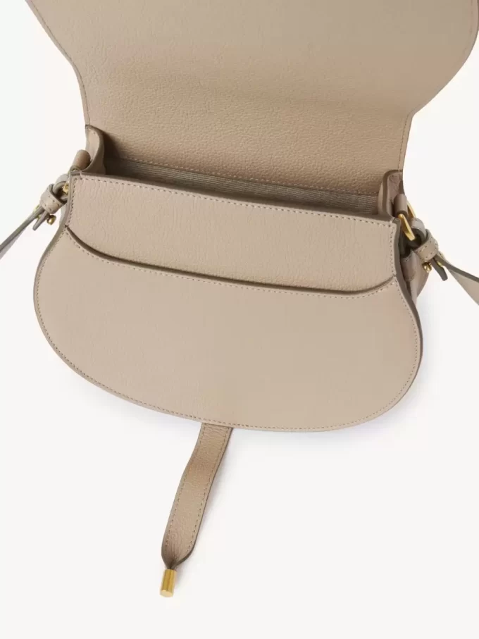 Marcie Satteltasche aus genarbtem Leder Marcie Satteltasche aus genarbtem Leder