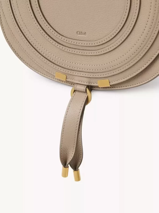 Marcie Satteltasche aus genarbtem Leder Marcie Satteltasche aus genarbtem Leder