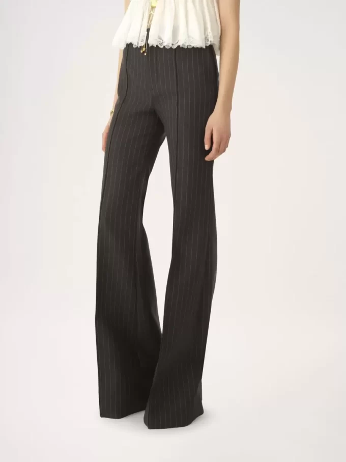 Maßgeschneiderte Bootcut-Hose aus Wolle Maßgeschneiderte Bootcut-Hose aus Wolle