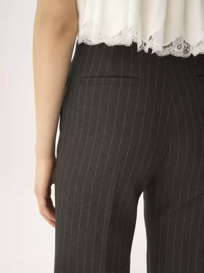 Maßgeschneiderte Bootcut-Hose aus Wolle Maßgeschneiderte Bootcut-Hose aus Wolle