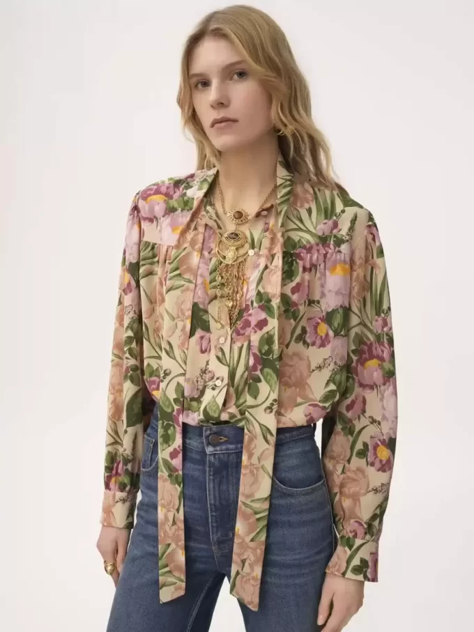 Maxi-Lavallière-Bluse mit Raffungen aus Crêpe de Chine Maxi-Lavallière-Bluse mit Raffungen aus Crêpe de Chine